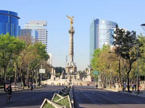 Camina por el paseo de la Reforma